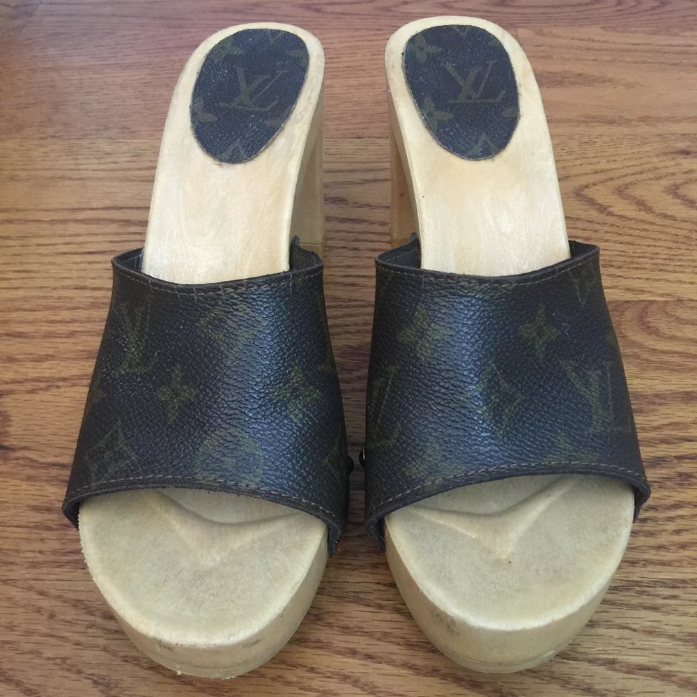 VINTAGE MULES CLOGS WOMENS 40 BROWN COATED CANVAS PLASTIC PLATFORM HEELS BOHO